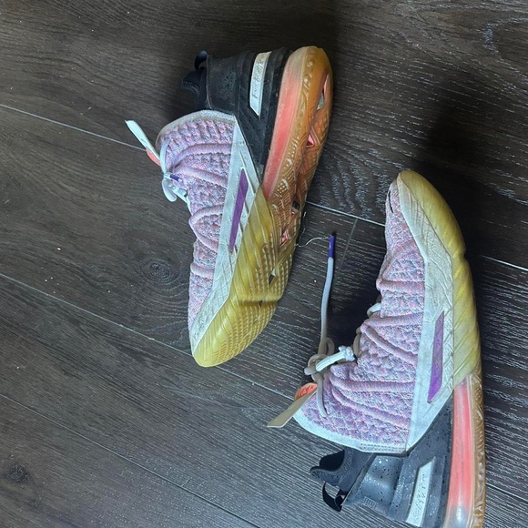 Nike LeBron 18 Low "Pastel Lavender" trainers in white and purple #basketball - Picture 5 of 6